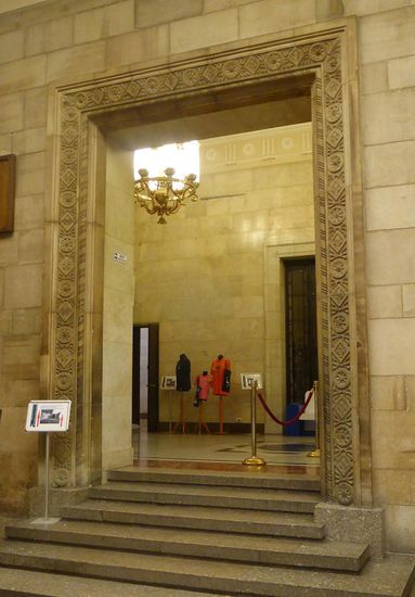 und pompöse Eingangshalle