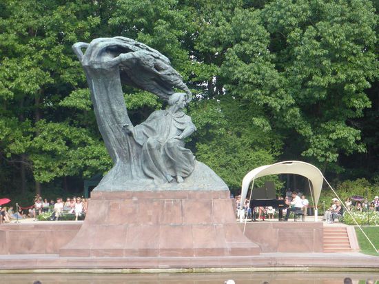 die imposante Jugendstil- Skulptur zeigt F. Chopin unter einer sturmumtosten Weide - Nachbau da original im II. WK zerstört