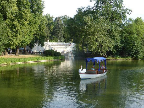 auf dem See vor dem Wassertheater kann man sich wie in Venedig von Gondolieri über den See stochern lassen.