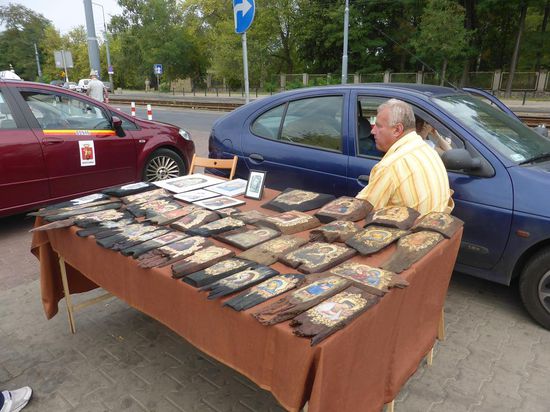 vor dem eigentlichen Areal gibt es bereits Ikonen (?)