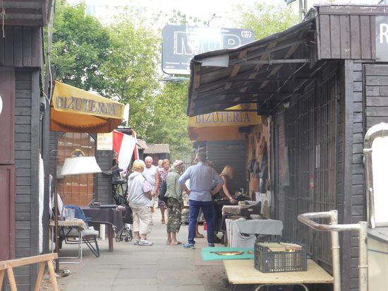 der Markt ist belebt, obwohl nicht alle festen Stände geöffnet haben