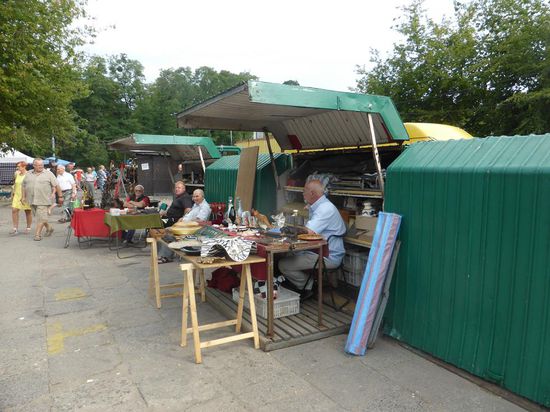 besonders interessant sind die stationären Boxen, aus denen durch Aufklappen sofort ein Verkaufsstand wird