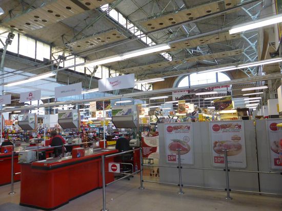 in einer zweiten dahinter stehenden Halle hat sich ein Supermarkt etabliert, der auch heute geöffnet ist. Der Aufseher will mich aber nicht fotografieren lassen - wie man sieht kam er zu spät!