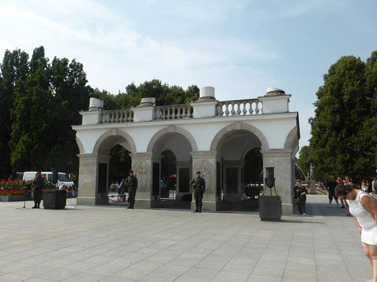 das symbolische Grabmal des unbekannten Soldaten am östlichen Eingang des Parks