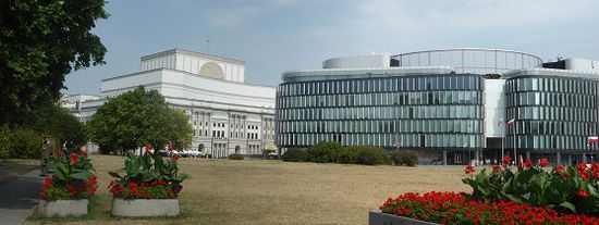 großes Theater am Platz des Grabvmals des unebkannten Soldaten