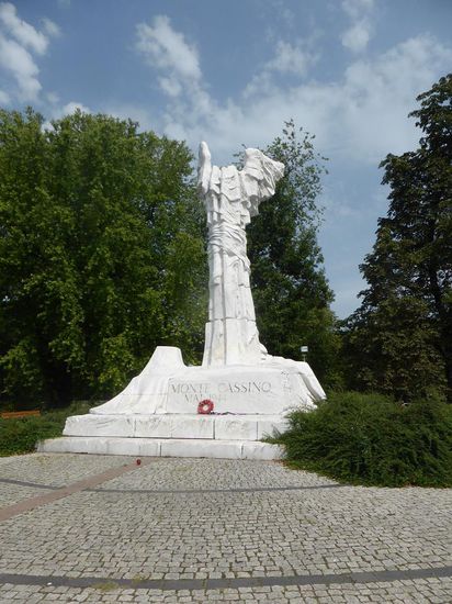 gegenüber dem Eingang steht ein Denkmal an die Schlacht von Monte Cassino im Mai 1944, an der das 2. polnische Korps an der italienischen Front teilnahm
