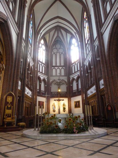 die Kirche ist in der Form einer Basilika mit drei Schiffen mit Querschiff gebaut