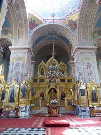 typisch für orthodoxe Kirchen: mit Teppichen ausgelegt, mit Blattgold verzierter Altar, zahlreiche Ikonen - aber keine Sitzbänke