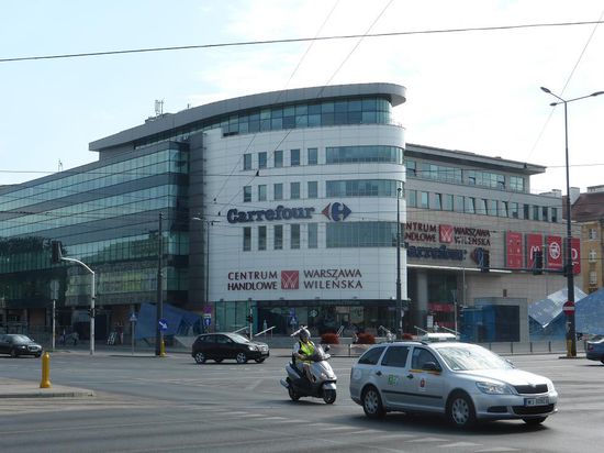 am gleichen Platz ist ist aber auch die Neuzeit eingezogen - ein großes Einkaufszentrum mit franz. Supermarkt