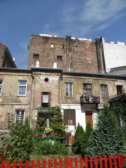 auf wirklich den letzten Hinterhöfen mit unrestaurierten Gebäuden sind die Marienstatuen gepflegt (wie auch die häufig dort geparkten Autos)