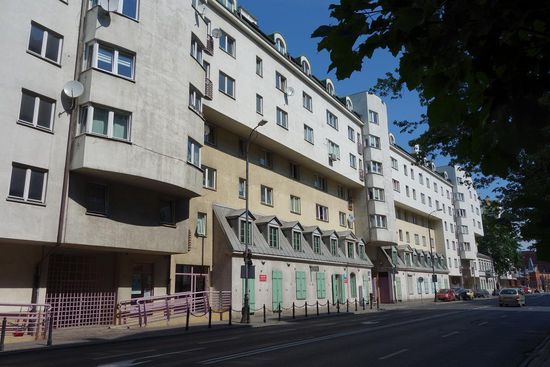 besonders interessant sind die mit einem großen Wohnblock überbauten (?) kleinen  Häuser