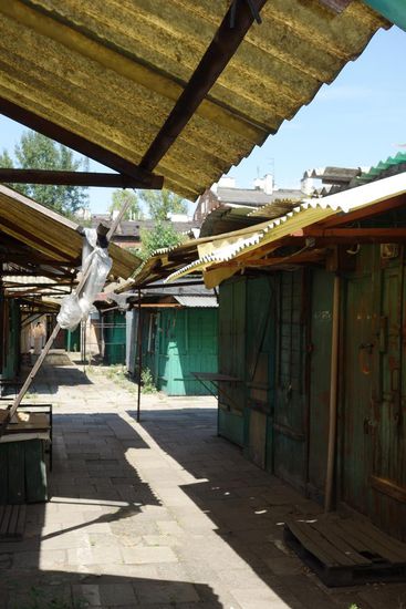 nicht alle festen Buden sind besetzt/geöffnet