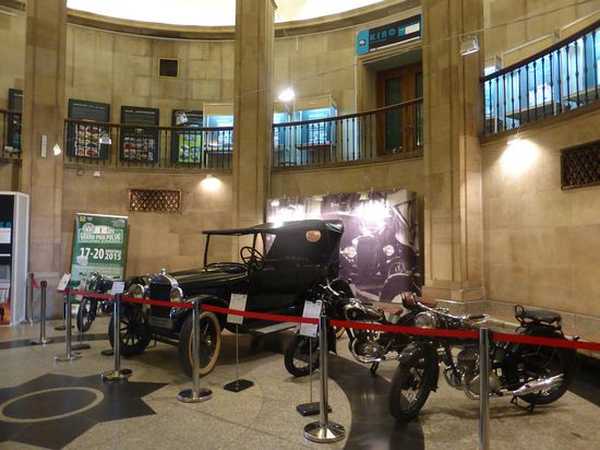 zahlreiche zwei- und vierrädrige Oldtimer sind ausgestellt