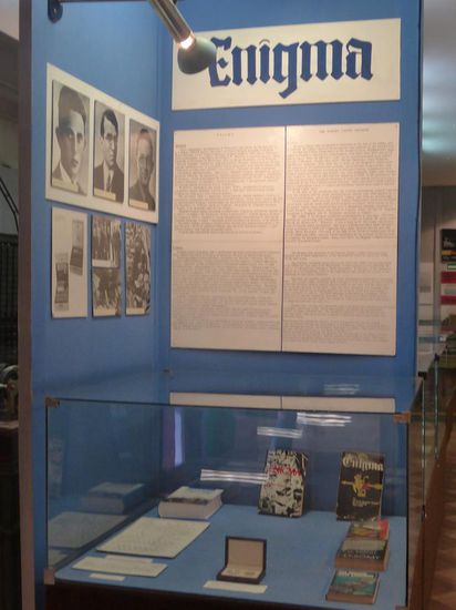 die Dechriffriermaschine Enigma ist jedoch nicht da, sondern zur Reparatur 'aushäusig' - der Schaukasten ist einfach leer. Erst Nachfragen gibt Aufschluß!