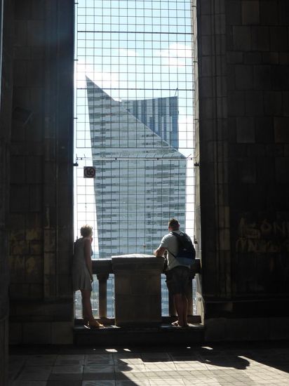 im Westen liegen die neuen Wolkenkratzer