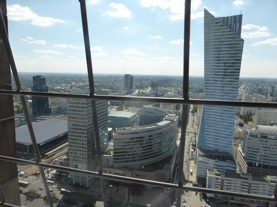 Zwischen Bahnhof und hohem Wolkenkratzer liegt das moderne Einkaufszentrum mit Kuppeldach (s.n. Kap.)