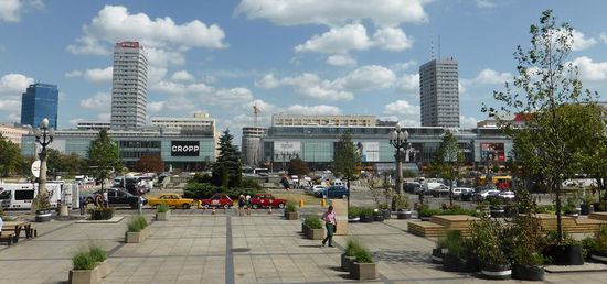 auf die große Freifläche vor dem Kulturpalast mit zwei Einkaufszentren, die bereits vor der 'Wende' existierten