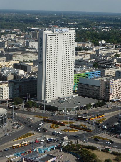 von hier oben sehen alle Fahrzeuge auf dem Rondo Dmowskiego wie Modellspielzeuge aus