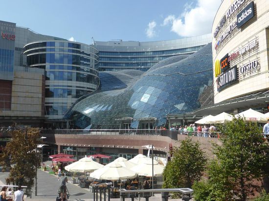 man muß es einfach einmal betreten- auch wenn man nichts kaufen will - die Läden sind - natürlich - die gleichen wie bei uns auch