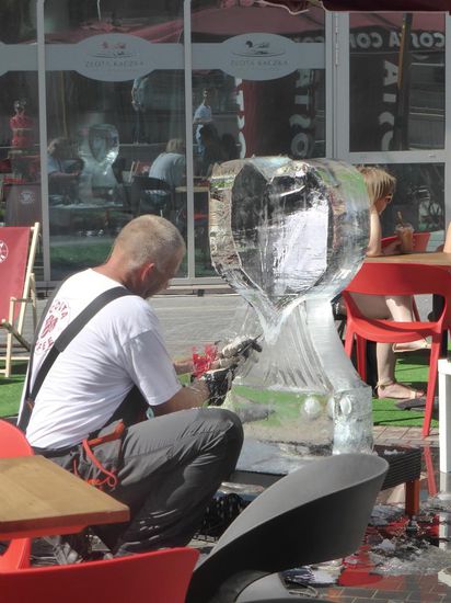 eine Eisskulptur gesägt und 'geschnitzt'