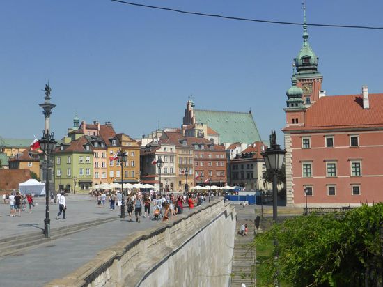 die recht überschaubare Altstadt beginnt am dreieckigen Schloßplatz
