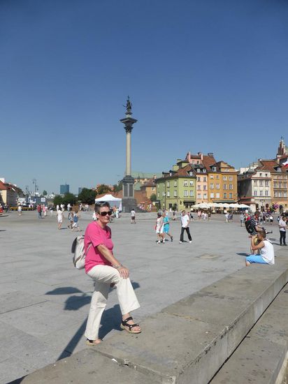 auf dem die 22 m hohe Sigismundsäule aus dem Jahre 1644 mit der Statue von Sigismund III. steht, dem König der Warschau zur Hauptstadt machte