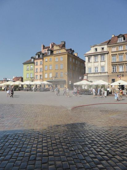 es ist inzwischen so heiß, dass die Stadt Wassernebel auf dem Platz versprüht - aber mein Versuch den Regenbogen festzuhalten ist gescheitert