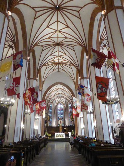 Für die polnischen Könige fanden hier die Krönungen und auch Hochzeiten statt, darüber hinaus wurde der Eid auf die polnische Verfassung am 03. Mai 1791 dort geleistet. In der Kathedrale sind viele bedeutende polnische Persönlichkeiten bestattet - u.a. Kardinal Wyszyński (Primas von Polen; Erzbischof von Warschau)