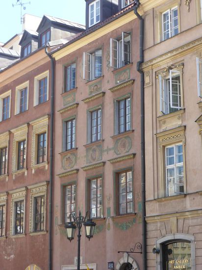 Die vier Häuserseiten des Marktplatzes tragen auch heute noch Namen ihrer früheren Bewohner: Zakrzewski (ehemaliger Bürgermeister), Barss (Rechtsanwalt, Kollataj (Priester) und Dekert (ehemaliger Bürgermeister