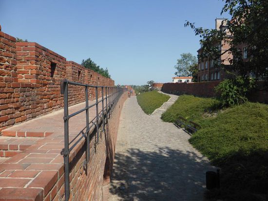 leider kann man nur ein ganz kleines Stück auf der Stadtmauer entlang laufen