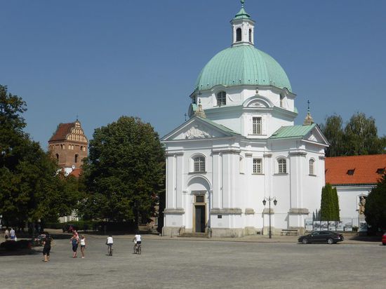 Die Kasimir-Kirche (1688-1692) hat die Gestalt eines achteckigen Raumes mit vier kurzen Armen, die die Arme des griechischen Kreuzes bildeten. Der ebenfalls achteckige Tambour trug eine achteckige Kuppel, gekrönt mit einer Laterne mit Königskrone und Kreuz an der Spitze.