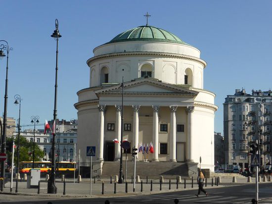 die Kirche wurde nach dem Vorbild des römischen Pantheons erbaut, aus Anlass eines Warschaubesuchs des Zaren Alexander I., des Herrschers des neu gegründeten Königreichs Polen, mit dem man zunächst Freiheitshoffnungen verband - im Krieg völlig zerstört wurde sie 1950 wieder aufgebaut