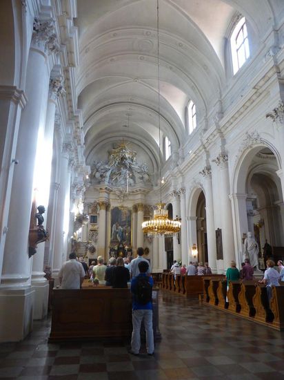einschiffige Kirche mit einer Reihe von Kapellen