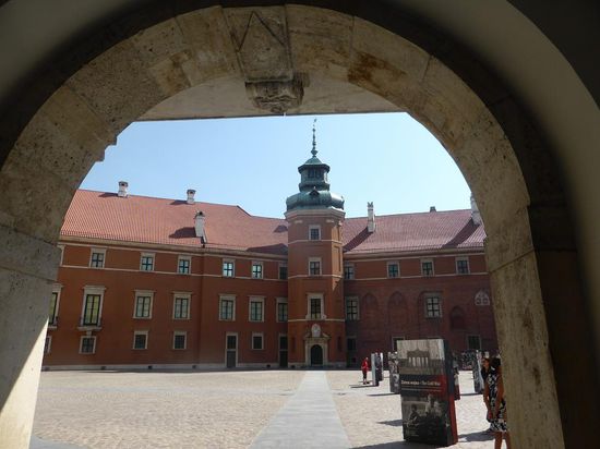 Der Eingang zum heutigen sogenannten Königschloßmuseum liegt links im Innenhof - die Tickets gibt es allerdings nur rechts (!)