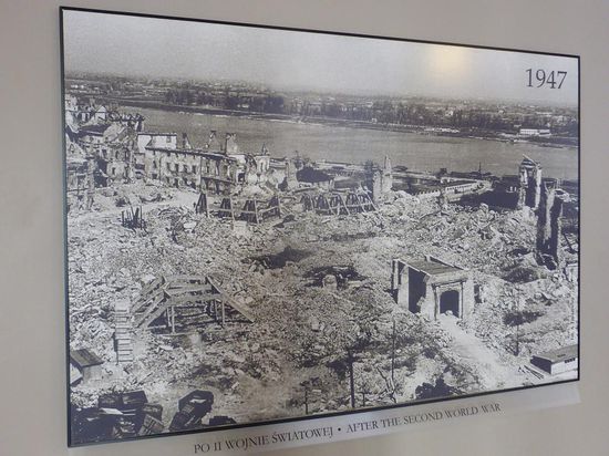 Im Zweiten Weltkrieg wurde das Königsschloss 1939 zum großen Teil vernichtet, die Überreste wurden dann 1944 gesprengt.