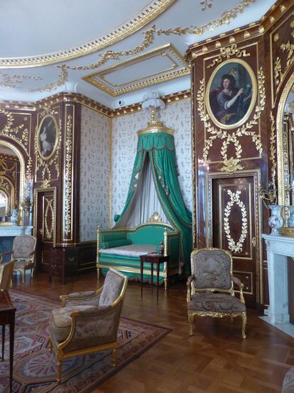 Das königliche Schlafzimmer wurde 1775 fertiggestellt, wobei das Bett sehr klein wirkt, eher wie ein Sofa.