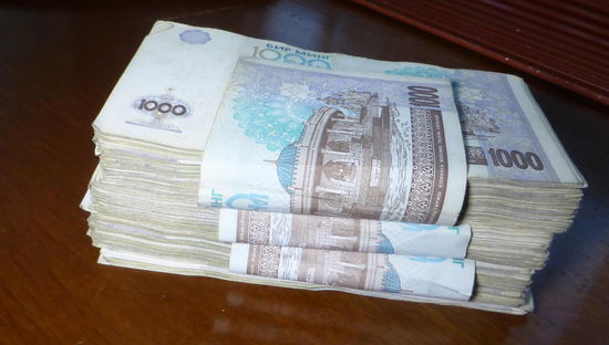 100 € = ca 5 cm 1000-Sum-Scheine