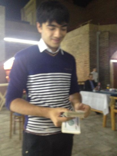 der Kellner dagegen zählt ganz locker