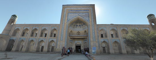 die Fassade ist zweistöckig, die den Hof umgebenden Zellentrakte aber nur einstöckig.