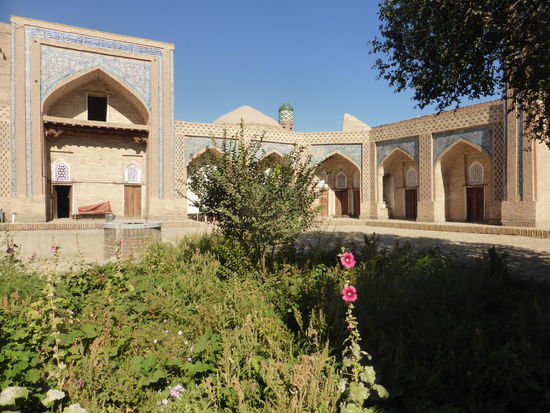 alle 4 Ecken des Hofes sind abgeschrägt - in der Mitte ein viereckiger Garten, daneben ein Brunnen.