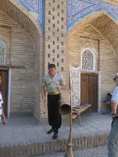 über allen Zellen Majolika-Giebelfelder mit floralem Schmuck - die Wände mit einzelnen grünen  Elementen verziert.