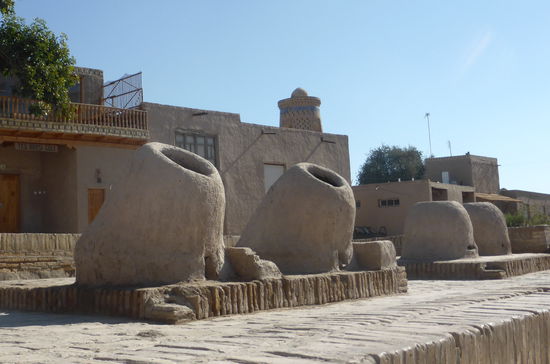 auf dem Vorplatz stehen noch eine Batterie der usbekischen Backöfen
