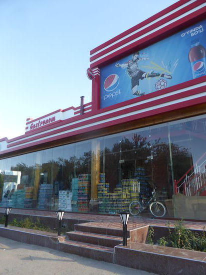 zwei gut-sortierte Supermärkte müssen wir natürlich auch in Augenschein nehmen