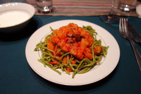 Grüne Nudeln mit würzigem Fleisch