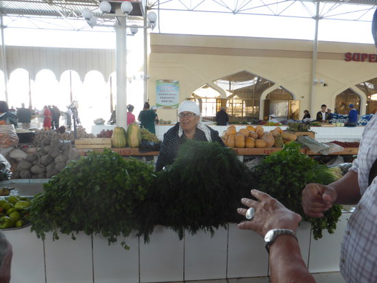 frisches Gemüse und frische Kräuter (viel Koriander)