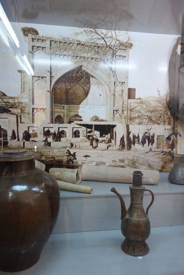 sowohl Tonrohre als auch Rohre aus Holz (ausgehöhlte Stämme) wurden benutzt