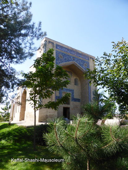 Das Mausoleum (usbekisch Qaffol Shoshiy maqbarasi) wurde für den 926 n. Chr. verstorbenen Imam Abu Bakr Kaffal Schaschi gebaut.