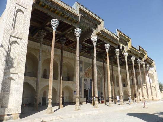 weder eindeutig Außen- noch Innenraum, ist diese Vorhalle ein Hauptmerkmal der zentralasiatischen und persischen Architektur