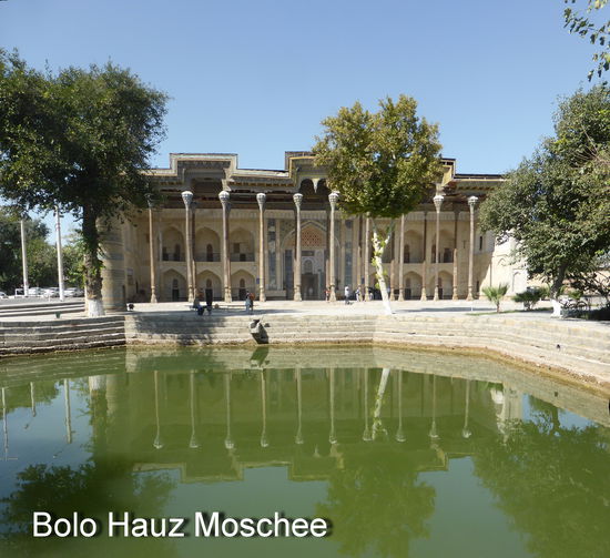 ein guter Grundriß der Moschee ist hier zu sehen.
Aywan und Säulen spiegeln sich im Wasser des Bassins wieder
