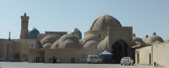 Gewölbe der Mützenmacher - Tim Abdullah Chan - Der Basar ist im Prinzip die überdachte Kreuzung mehrerer Wege, die zum Aufbauen von Verkaufsläden einladen